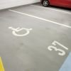 На паркувальному майданчику має бути передбачено 10% місць для людей з інвалідністю. 