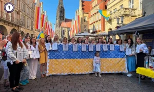 Символ єдності у Німеччині: у Мюнстері вишили найбільший «Рушник Незламності»